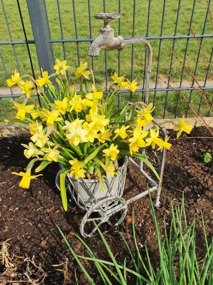 Ambiente Haus Gartendekoration<Blumenständer mit Wasserhahn in antikgrau