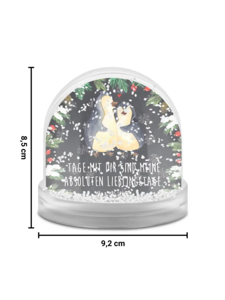 Mr. & Mrs. Panda Weihnachtsschmuck<Weihnachts Schneekugel Pinguin umarmen mit Spruch in Kreidetafel